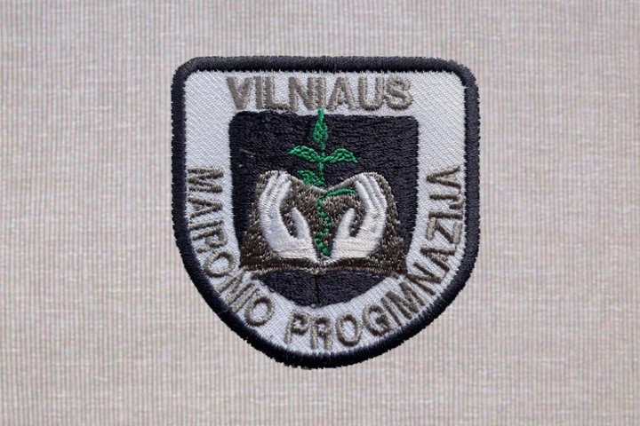 Vilniaus Maironio progimnazijos siuvinėtas logotipas.