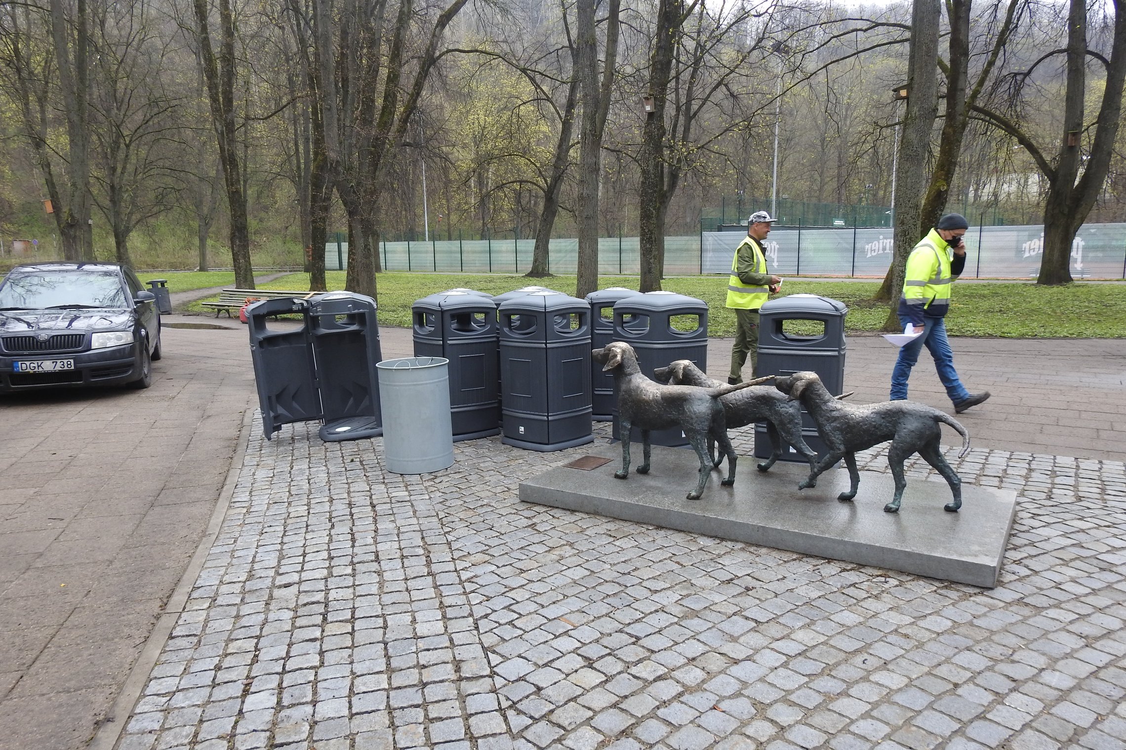 Pilių parke, Gedimino kalno papėdėje yra keičiamos senos šiukšlių dėžės į naujas. Nuotraukoje veiksmas vyksta prie lietuvių skalikų skulptūros.