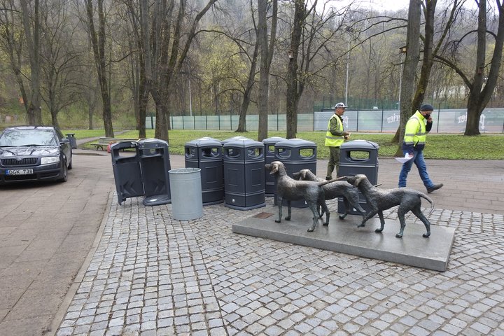 Pilių parke, Gedimino kalno papėdėje yra keičiamos senos šiukšlių dėžės į naujas. Nuotraukoje veiksmas vyksta prie lietuvių skalikų skulptūros.