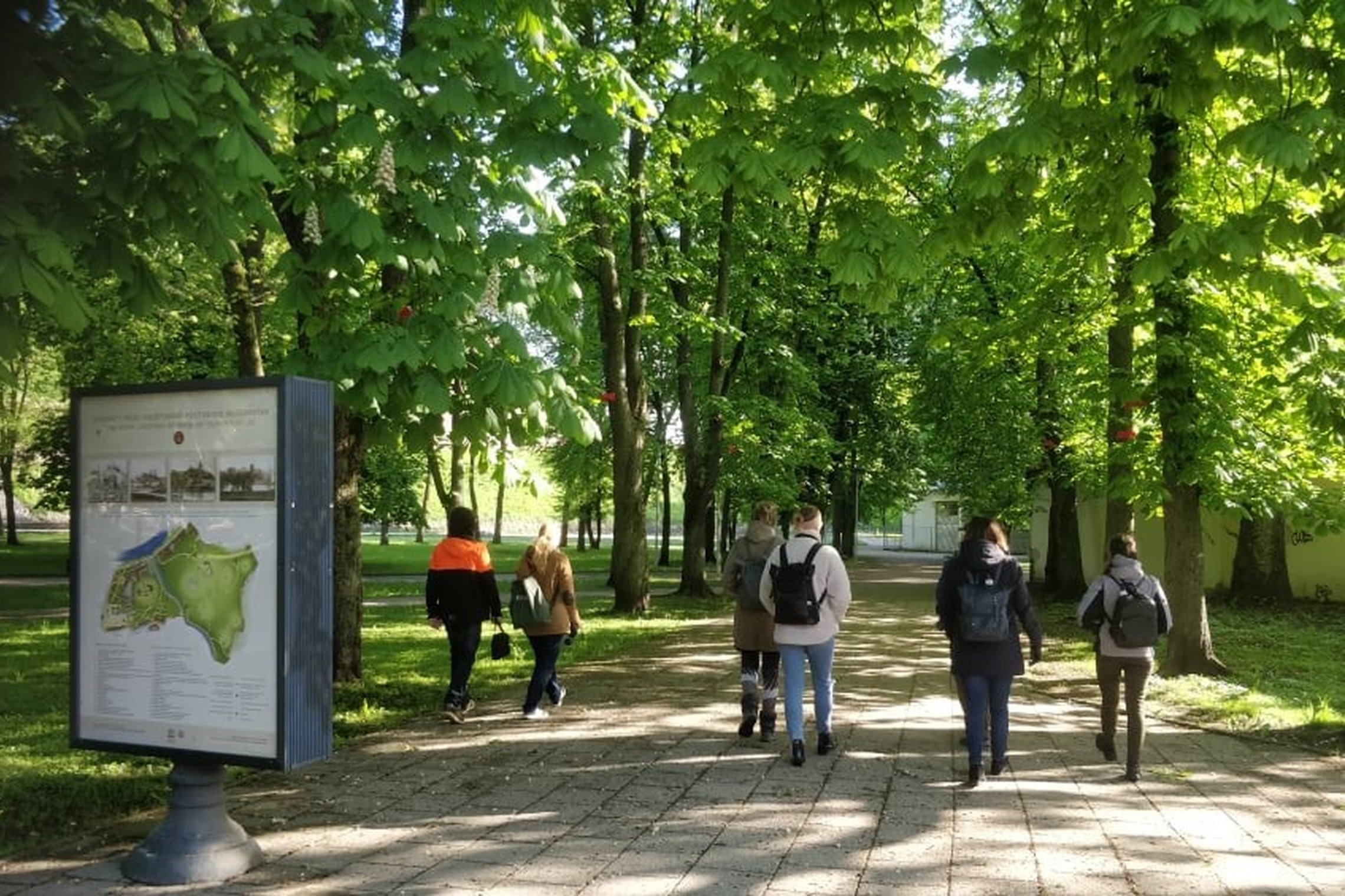 Šešių entuziastų grupelė su Vilniaus pilių rezervato tyrėju, ornitologu Stanislovu Patkausku priešakyje, eina į Kreivosios pilies teritoriją stebėti paukščių. Uksminga parko alėja su senais medžiais, kurie jau su lapais. Kairiame šone matosi rezervato lau