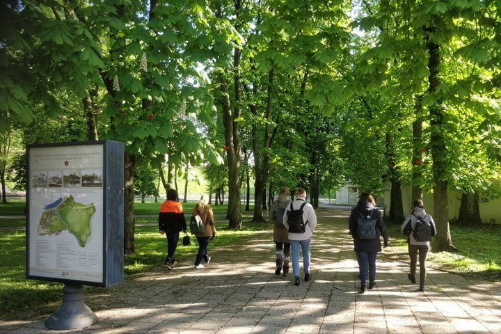Šešių entuziastų grupelė su Vilniaus pilių rezervato tyrėju, ornitologu Stanislovu Patkausku priešakyje, eina į Kreivosios pilies teritoriją stebėti paukščių. Uksminga parko alėja su senais medžiais, kurie jau su lapais. Kairiame šone matosi rezervato lau