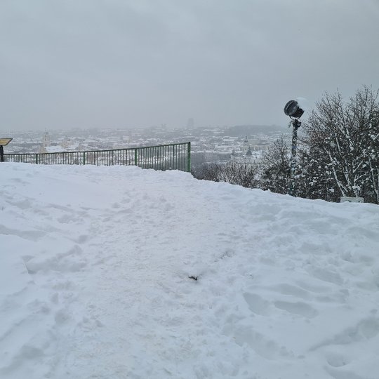 Užpustytas Pilių parkas. Ne visi takai nuvalyti, ne visos snieglaužos pašalintos, ne visos aikštelės patogios parkuotis.