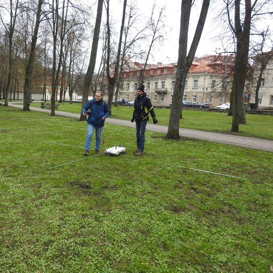 Atlikti geofiziniai lauko tyrimai. Naudojant georadarą, Pilių skvero centre atlikti matavimai, siekiant aptikti „dingusį“ Vilniaus Žemutinės pilies gynybinės sienos pietrytinį bokštą.