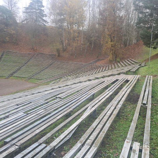 Dainų slėnio estrados senieji sulūžę suolai, Beveik kiekvienoje eilėje suolai yra sulūžę.