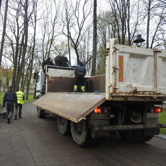 Pilių parke, Gedimino kalno papėdėje yra keičiamos senos šiukšlių dėžės į naujas. Nuotraukoje išvežamos senos, sulamdytos šiukšlių dėžės.