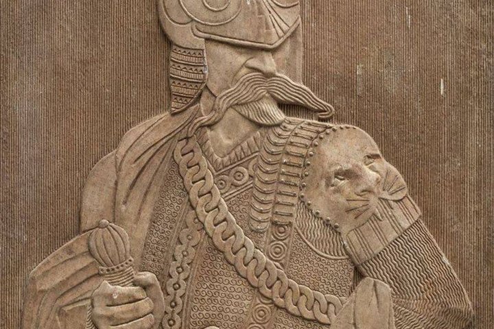  Labai gražus kunigaikščio Gedimino bareljefas. Gedimino figūra pavaizduota iki juosmens. Jis su didoku šalmu, kuris dengia akis. Gediminas turi gigantiškus ūsus, Viena jo ranka yra už nugaros, kita - laiko kalavijo rankeną. Nuo jo peties skersai krūtinės