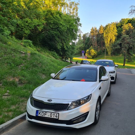 Vilniaus miesto savivaldybės administracijos Viešosios tvarkos skyriaus pareigūnai paliko „raudonus lapelius“ už mašinų valituvų. Tai padės vairuotojams atsiminti visuotines Kelių eismo taisykles ir jų punktus.