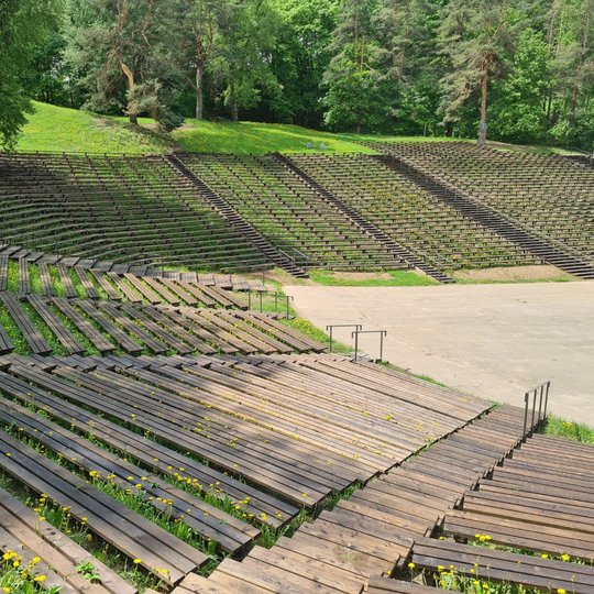 Kalnų parko estrada atverta lankytojams. Baigta tvarkyti Kalnų parko estrada, talpinanti iki 7100 žiūrovų, taip pat baigtos tvarkyti metalinės konstrukcijos ir suolai.