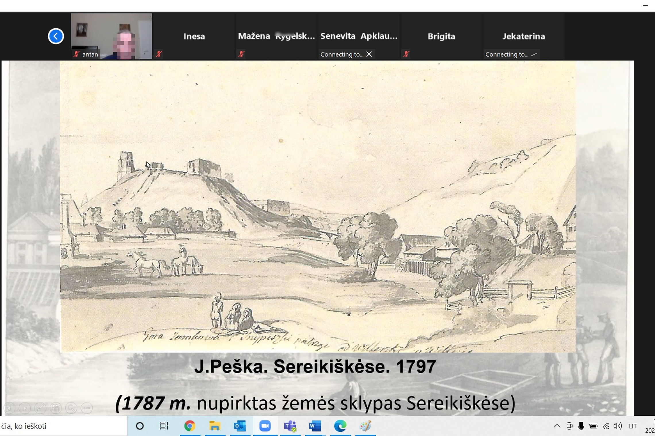 Pilies kalnas ir Sereikiškės nuo Vilnos pusės. Piešinyje dar vaizduojamos kelios išlikusios medinės Sereikiškių pirkios, keli styrantys sudegintų namų kaminai, o priekyje matyti jau plynas laukas, kuriame ganosi palaidi arkliai – pirmojo Lietuvoje viešojo