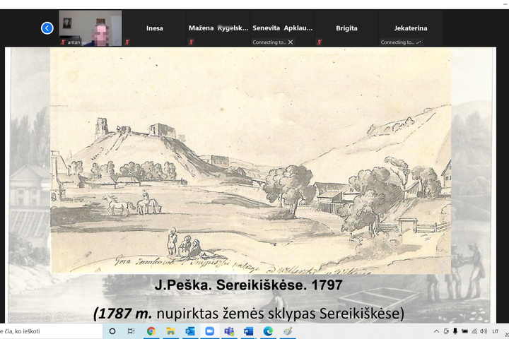 Pilies kalnas ir Sereikiškės nuo Vilnos pusės. Piešinyje dar vaizduojamos kelios išlikusios medinės Sereikiškių pirkios, keli styrantys sudegintų namų kaminai, o priekyje matyti jau plynas laukas, kuriame ganosi palaidi arkliai – pirmojo Lietuvoje viešojo