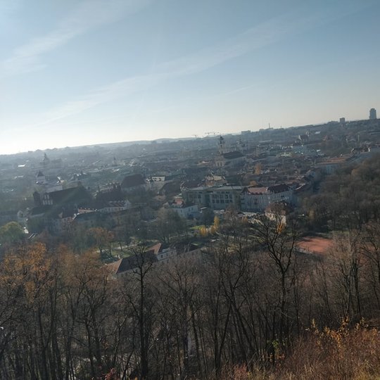 Nuostabi ir šilta rudens diena ir nuotraukoje daug vaiskaus dangaus. Nei vieno debesėlio. Vaizdas nuo Trijų kryžių kalno. Vaizdas į Vilniaus miesto tolius.