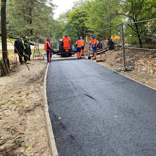 Asfaltuojamas takas nuo Trijų Kryžių paminklo laiptų iki Stalo kalno laiptų. Šis takas juosia kalvą, kurią šiandien vis dažniau vadinama Karigailos kalnu. Takas jungia Trijų Kryžių paminklą su Stalo kalnu ir Kalnų parko estrada iš pietų pusės.