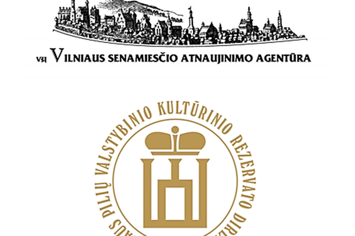 Dveijų įstaigų, kurios pasirašė bendradarbiavimą, ženklai - tai Vilniaus pilių rezervato direkcijos ir Senamiesčio atnaujinimo agentūros logotipai.