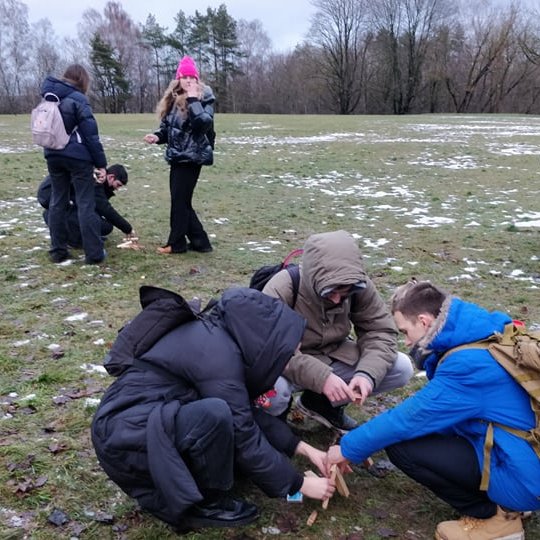 Paaugliai pasiskirstę po kelias grupes bando uždegti nedideius lauželius. Aplinkui lygi pieva su trupučiu sniego. Tai Stalo kalnas. Vaikai dalyvauja varžybose - kas greičiau uždegs laužą.