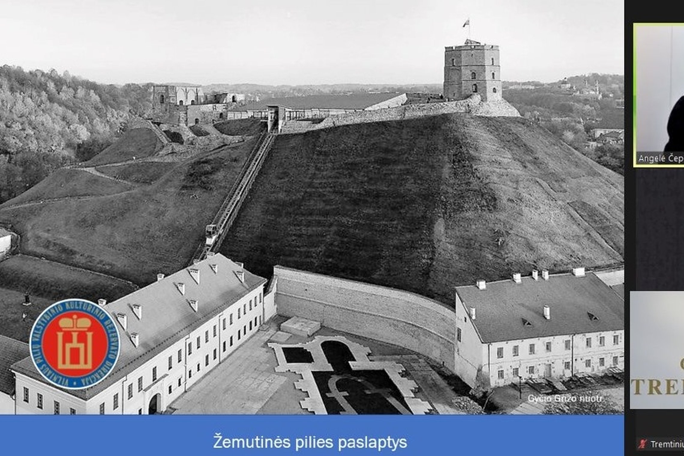 Vaizdas darytas drono pagalba. Gedimino pilies kalnas ir Gedimino pilies griuvėsiais. Apaęioje - pilininko namas ir siena laikanti šiaurinės pusės kalno šlaitą. Kairėje funikulierius į kalną.