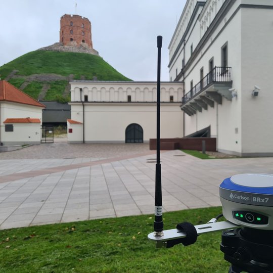 Gedimino kalno papėdėje, netoli valdovų rūmų pastatytas geodezinis GNSS imtuvas. Tiksinamas Pilių parko topografinis planas.