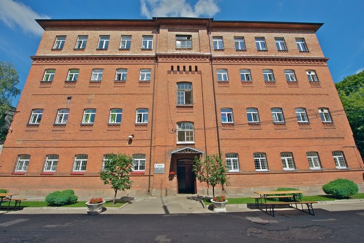 Panevėžio pataisos namų pastatas yra raudonų plytų ir keturių aukštų. Tai carinio laikotarpio senas namas su keliais medeliais prieš fasadą.