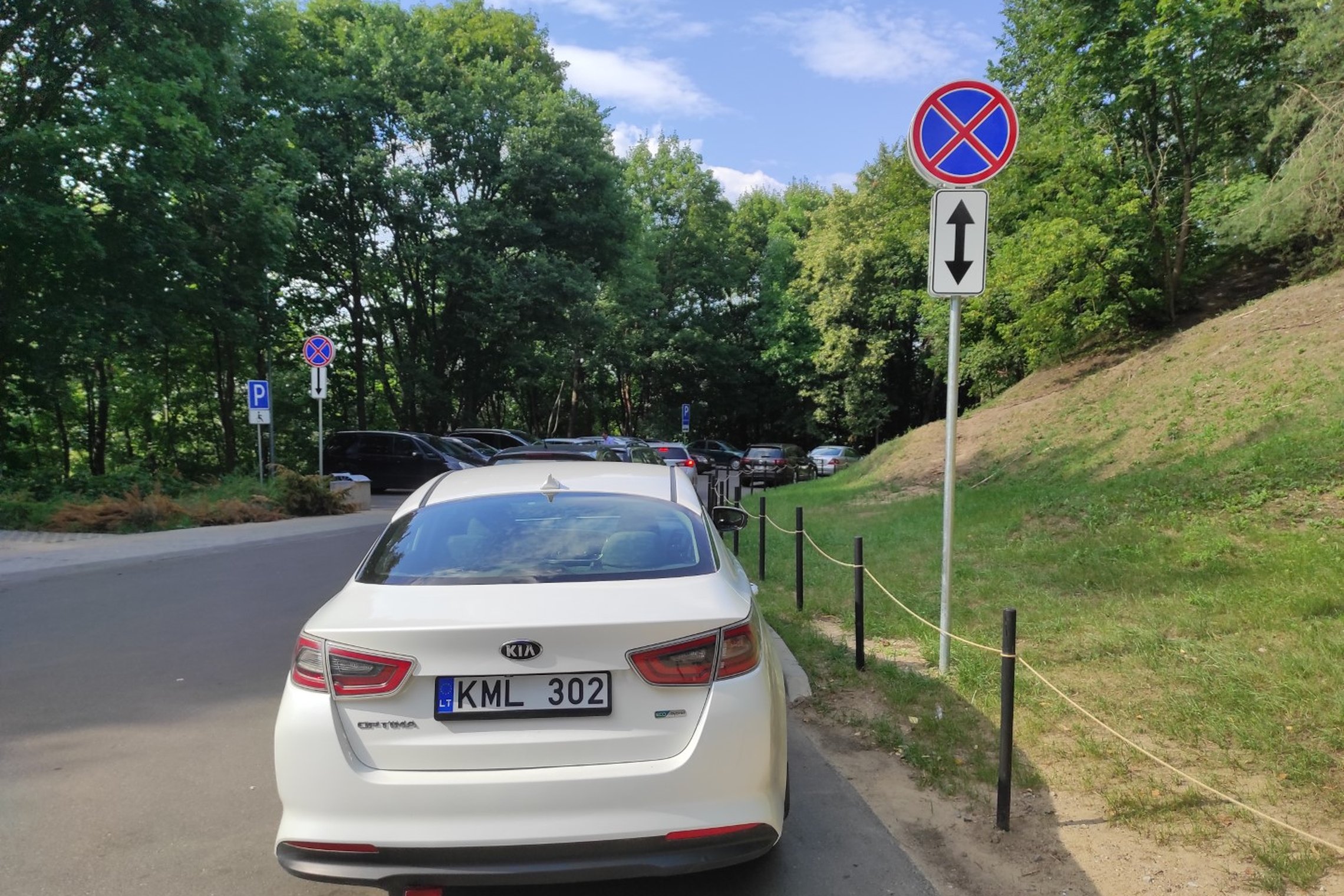 Viršutinės automobilių stovėjimo aikštelėje buvo įrengti kelio ženklai, draudžiantys sustoti ir stovėti.