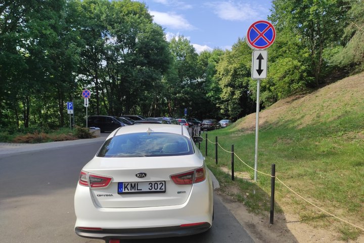 Viršutinės automobilių stovėjimo aikštelėje buvo įrengti kelio ženklai, draudžiantys sustoti ir stovėti.