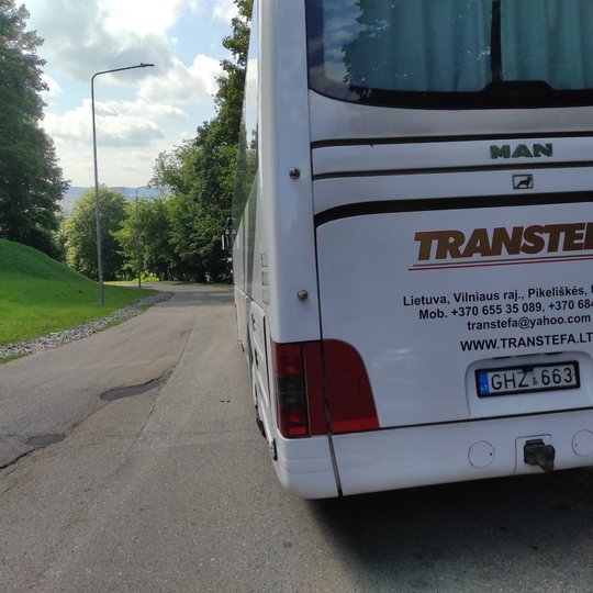 Viršutinės automobilių stovėjimo aikštelėje buvo įrengti kelio ženklai, draudžiantys sustoti ir stovėti.