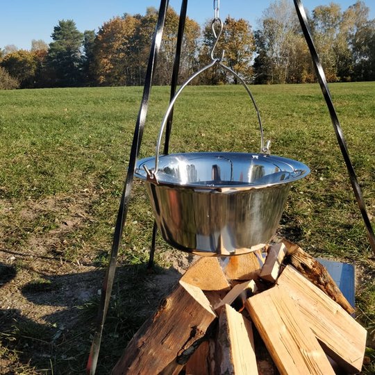 Visą nutraukos plotį užima žalia, neaukšta žole apaugusi, lygi kaip stalas pievelė, o jos krašte – tankiai augančių medžių bei krūmų juosta. Medžių kamienų nematyti, tik jų viršutinė laja, todėl galima daryti prielaidą, kad jie auga kalno šlaite, o pievel