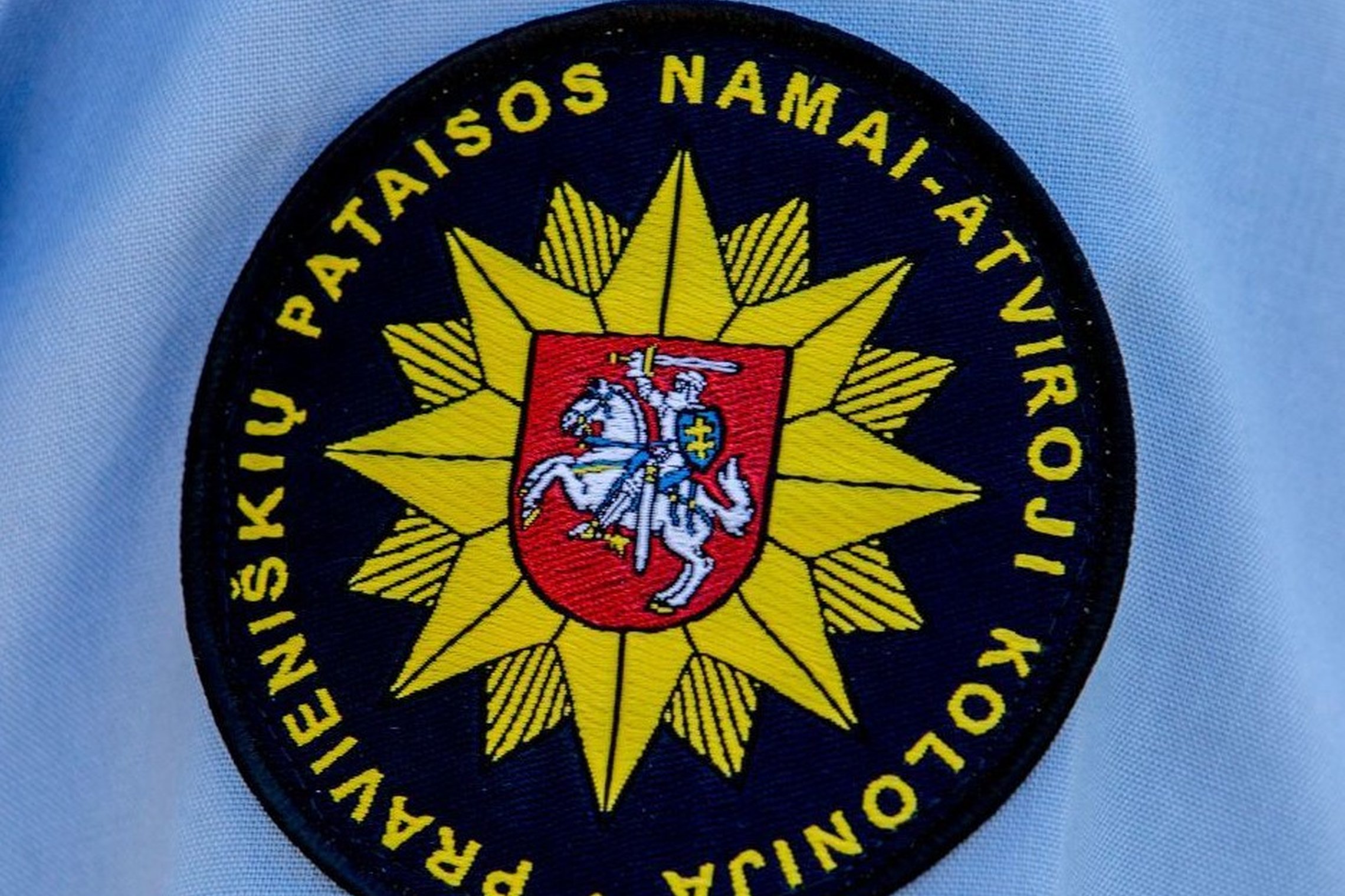 Pravieniškių pataisos namų logotipas su Vyčiu viduryje.