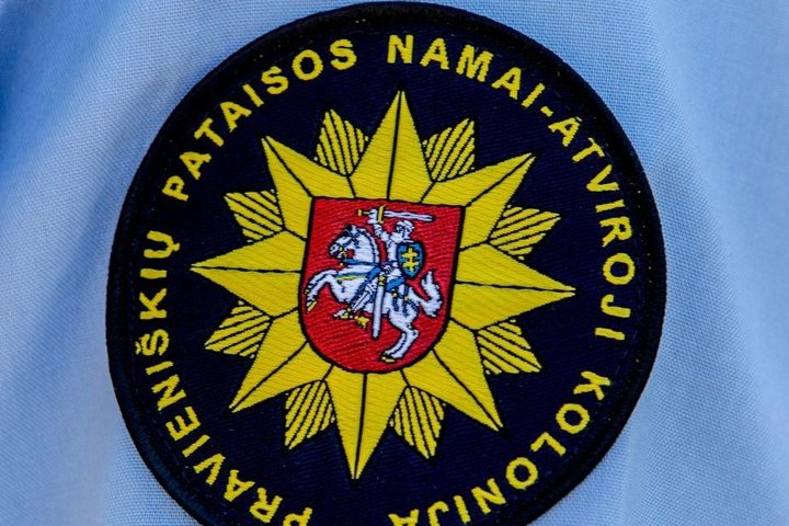 Pravieniškių pataisos namų logotipas su Vyčiu viduryje.