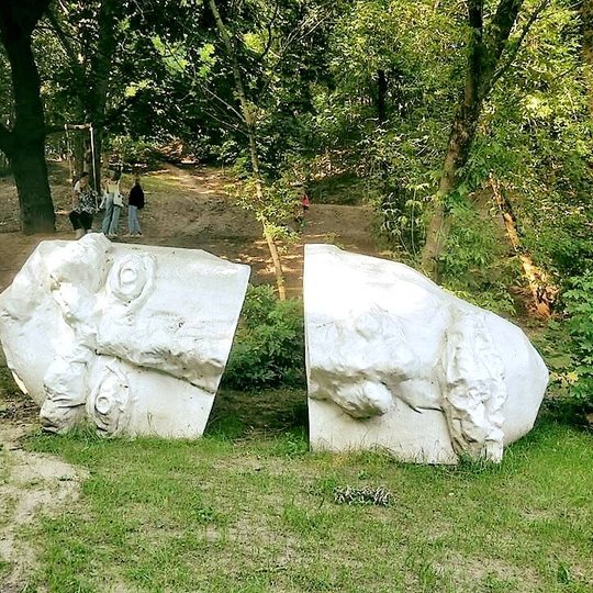 Didelio formato skulptūra „Atspindžiai“, kurios autorius – žinomas lenkų skulptorius Tomaszas Koclęga. Skulptūra, savo simbolika primenanti daug amžių menančią bendrą abiejų tautų istoriją, nepriklausomybės praradimą, kovą dėl jos ir atgavimą. Dvi tautos,