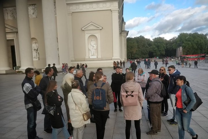 SOSTINĖS DIENOS 2021. Šalia Katedros varpinės renkasi eksursijos dalyviai.