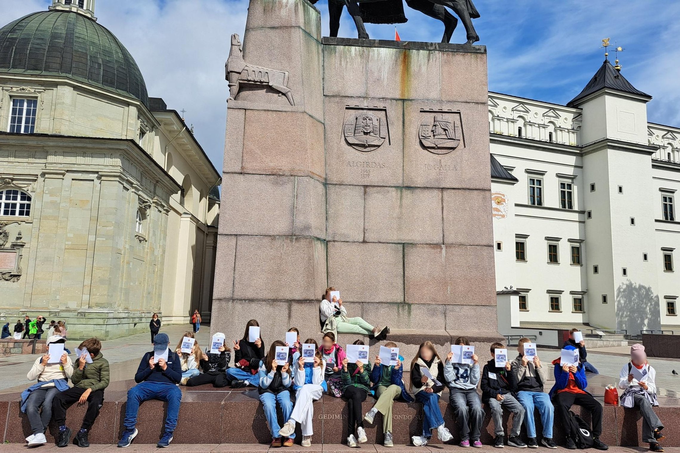 Nuotraukoje vaikai dalyvauja ekskursijoje po Žemutinę pilį.