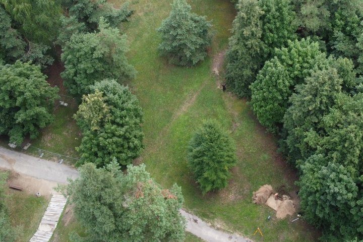 Kalnų parke, aplink Karigailos kalną, burzgia ne tik statybinė technika, bet ir tyliai kasa archeologai. Čia pradėti tirti žvalgomieji šurfai, siekiant išsiaiškinti, kokiame gylyje yra archeologinis sluoksnis, koks jo išlikimo laipsnis ir pobūdis.