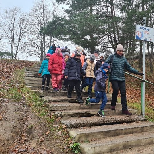 Pavojingais laiptais lipa mokinių būrys.