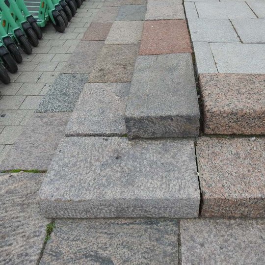 Katedros aikštės laiptuose atsirado tarpų. Laiptų pakopos grąžintos į savo pirminę vietą, jos tarpusavyje surištos panaudojant skiedinius.