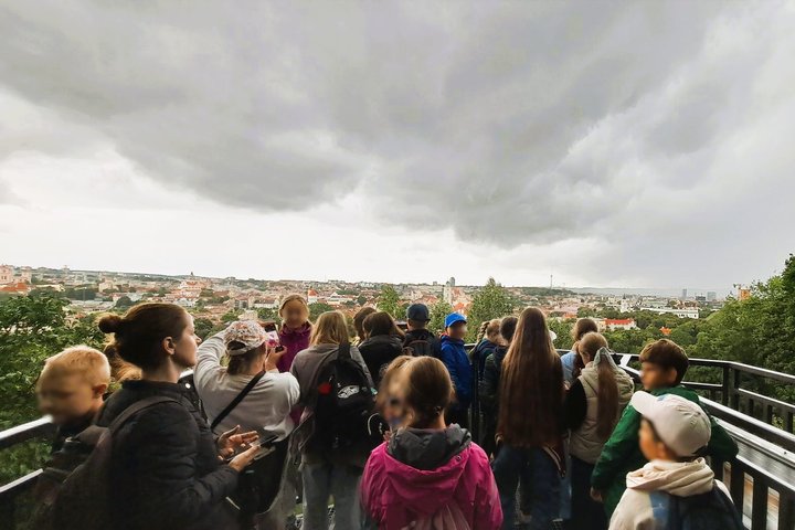 Nuotraukoje vaikų grupė dalyvauja ekskursijoje Altanos bokštelio terasoje