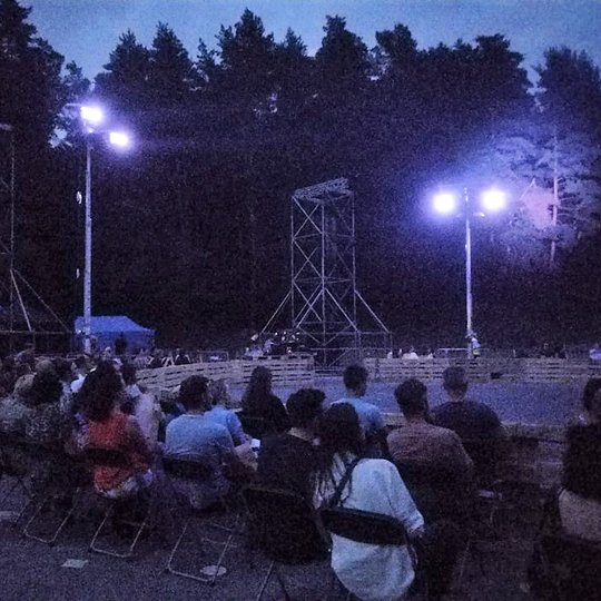 Kalnų parke prasidėjo katalonų kūrėjų „Animal Religion“ šiuolaikinio cirko spektaklis – žaidimas „Tauromàquina“.