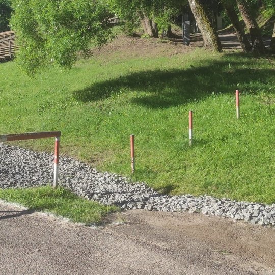Išpilta skalda palei kelio ir aikštelės pakraštį ir gražiai išgrebliota.