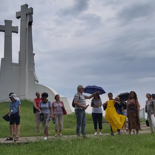 Ekskursijos grupė prie Trijų Kryžiaus paminklo. Yra labai vėjuota.