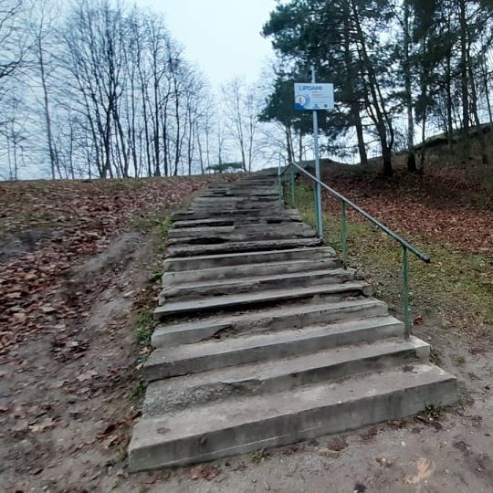 Iškelta ant ilgo koto lentelė - LIPDAMI BŪKITE ATSARGŪS. Tai perspėjimas žmonėms, nes Trijų Kryžių kalno laiptai laukia tvarkymo darbų.
