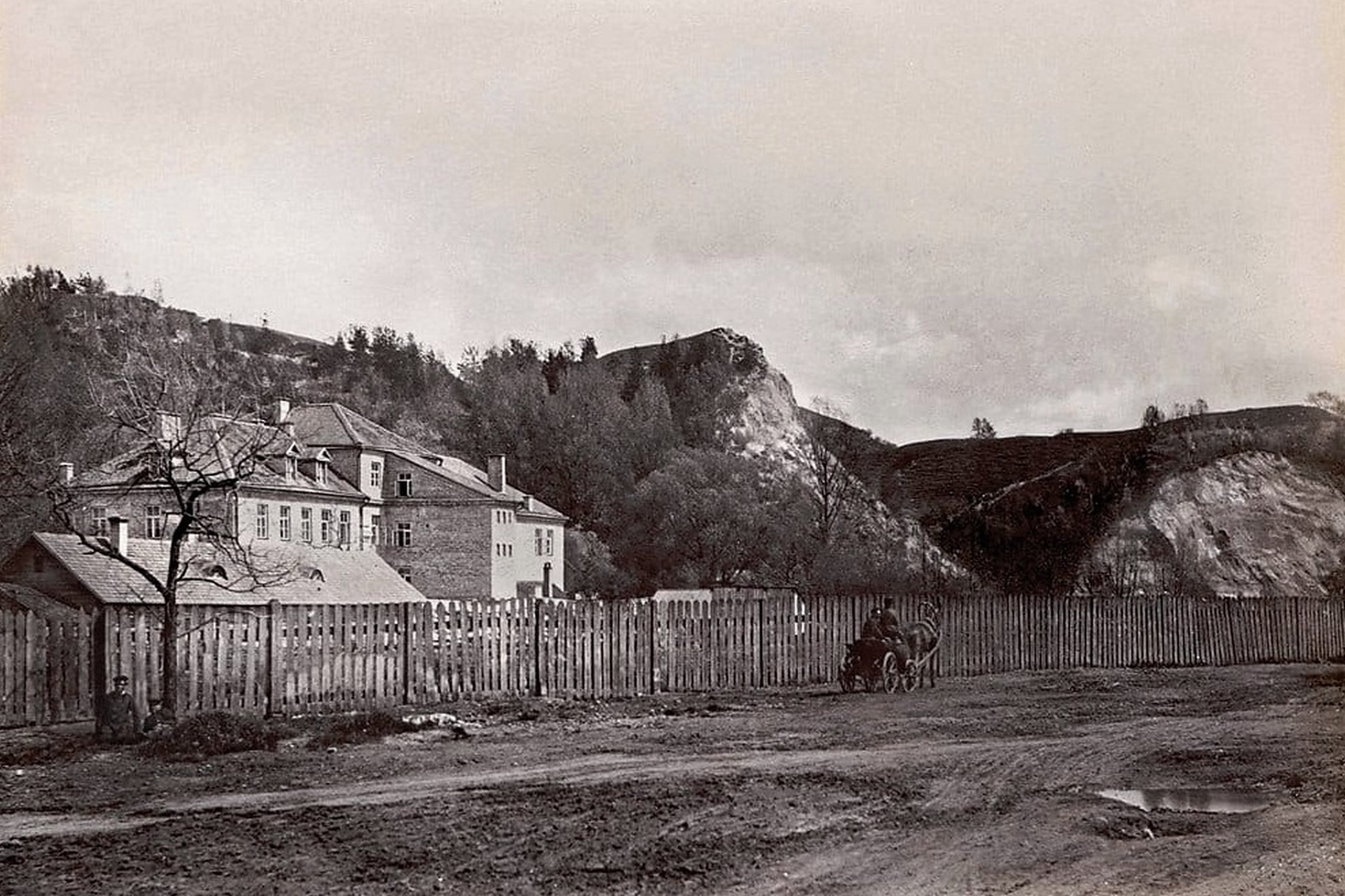 Vilniaus pilių kalnai tarpukariu. Bekešas viduryje (dar kažkiek išlikęs ir menantis, kad savo dydžiu ir aukščiu galėjo prilygti Gedimino kalnui), kairėje Kreivasis arba Plikasis (Trijų Kryžių) kalnas, dešinėje – Altana. Už Altanos – milžinkalnis Gedimino