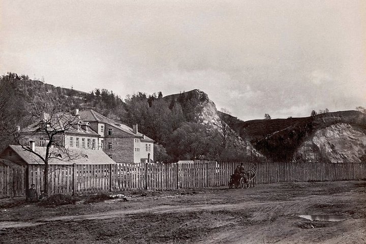 Vilniaus pilių kalnai tarpukariu. Bekešas viduryje (dar kažkiek išlikęs ir menantis, kad savo dydžiu ir aukščiu galėjo prilygti Gedimino kalnui), kairėje Kreivasis arba Plikasis (Trijų Kryžių) kalnas, dešinėje – Altana. Už Altanos – milžinkalnis Gedimino