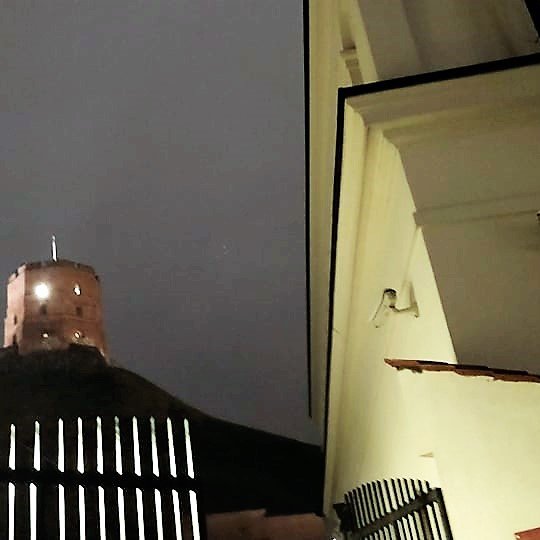 Vėlyvas vakaras, prietema. Ant stataus Gedimino kalno stūkso Gedimino pilies bokštas. Iš jo langų sklinda šviesa. Ant bokšto matosi vėliavos strypas.