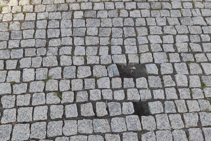 Išbyrėjęs grindinys aplink Karaliaus Mindaugo paminklą.
