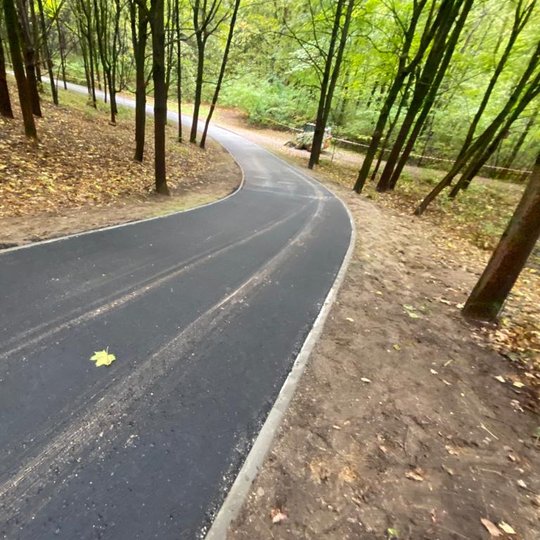 Asfaltuojamas takas nuo Trijų Kryžių paminklo laiptų iki Stalo kalno laiptų. Šis takas juosia kalvą, kurią šiandien vis dažniau vadinama Karigailos kalnu. Takas jungia Trijų Kryžių paminklą su Stalo kalnu ir Kalnų parko estrada iš pietų pusės.