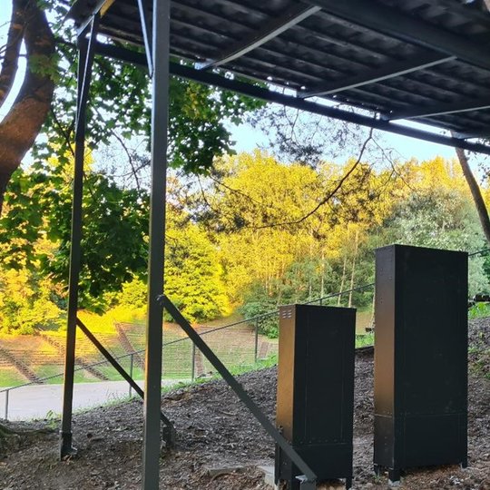 Elektros spintos ir kiti elektros įrenginiai po dažymo be graffiti išpurškimų.