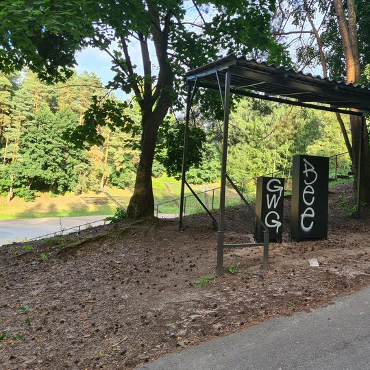 Elektros spintos ir kiti elektros įrenginiai po dažymo, tačiau vėl išterlioti graffiti išpurškimų. Jos vėl išpeckiotos ne meniškais graffiti piešiniais, bet „tagais“ – GWG, Bee ir dar kitais, pačiam „peckeliui“ suprantamais simboliais.