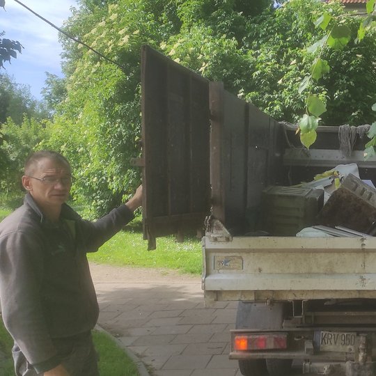 Pagal stilių vos ne sovietmetį menančios klombos ir šiukšliadėžės utilizuotos. Tenka atsisveikinti su klombomis ir šiukšliadėžėmis, kurios savo stiliumi primena gūdų sovietmetį.