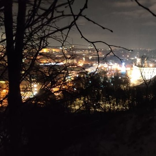 Naktinis Vilnius. Vaizdas nuo Trijų Kryžių kalno į Aukštutinę pilį. Toliau - apšviesti Valdovų rūmai.