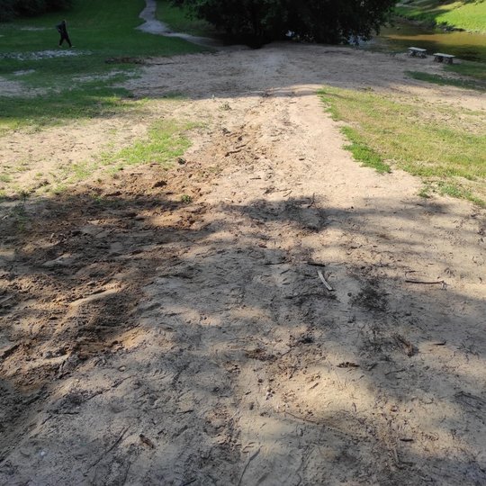 Dešinėje laiptų besišakojanti mažesnė išgrauža, o kairėje – daug gilesnės ir platesnės dvi išgriaužos, kuriose net matyti nuplautos augmenijos šaknys.