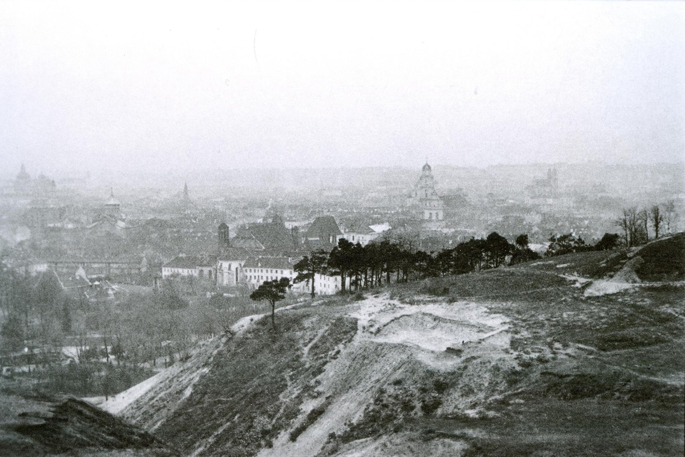 Senoviška 1939 metų nuotrauka. Nuotraukoje - Bekešo kalnas ir archeologinė perkasa. Tolumoje miesto vaizdas, kurį dengia rudeninis rūkas. Pirmieji tyrimai šioje vietoje prasidėjo 1933 m., kai liūtys eilinį sykį nuardė Bekešo kalno šlaitus. Nuošliaužose b