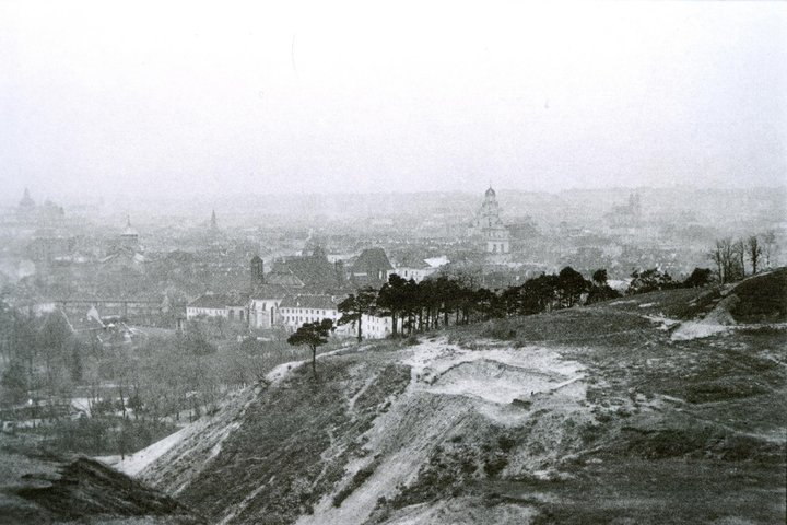 Senoviška 1939 metų nuotrauka. Nuotraukoje - Bekešo kalnas ir archeologinė perkasa. Tolumoje miesto vaizdas, kurį dengia rudeninis rūkas. Pirmieji tyrimai šioje vietoje prasidėjo 1933 m., kai liūtys eilinį sykį nuardė Bekešo kalno šlaitus. Nuošliaužose b